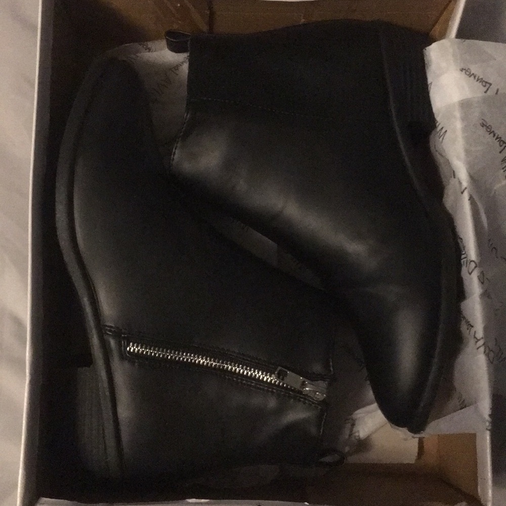 💥NEVER WORN💥 Black Zipper Ankle Boot